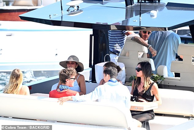Beckham khoá môi Victoria tình tứ trước mặt tiểu thư Harper, 26 năm vẫn yêu như ngày đầu nhưng vẫn còn điều tiếc nuối này- Ảnh 6. Beckham khoá môi Victoria tình tứ trước mặt tiểu thư Harper, 26 năm vẫn yêu như ngày đầu nhưng vẫn còn điều tiếc nuối này- Ảnh 6.