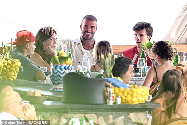 Beckham khoá môi Victoria tình tứ trước mặt tiểu thư Harper, 26 năm vẫn yêu như ngày đầu nhưng vẫn còn điều tiếc nuối này- Ảnh 4. Beckham khoá môi Victoria tình tứ trước mặt tiểu thư Harper, 26 năm vẫn yêu như ngày đầu nhưng vẫn còn điều tiếc nuối này- Ảnh 4.