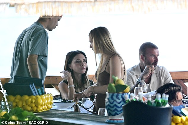 Beckham khoá môi Victoria tình tứ trước mặt tiểu thư Harper, 26 năm vẫn yêu như ngày đầu nhưng vẫn còn điều tiếc nuối này- Ảnh 5. Beckham khoá môi Victoria tình tứ trước mặt tiểu thư Harper, 26 năm vẫn yêu như ngày đầu nhưng vẫn còn điều tiếc nuối này- Ảnh 5.