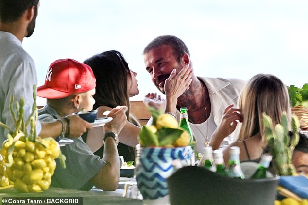 Beckham khoá môi Victoria tình tứ trước mặt tiểu thư Harper, 26 năm vẫn yêu như ngày đầu nhưng vẫn còn điều tiếc nuối này- Ảnh 3. Beckham khoá môi Victoria tình tứ trước mặt tiểu thư Harper, 26 năm vẫn yêu như ngày đầu nhưng vẫn còn điều tiếc nuối này- Ảnh 3.