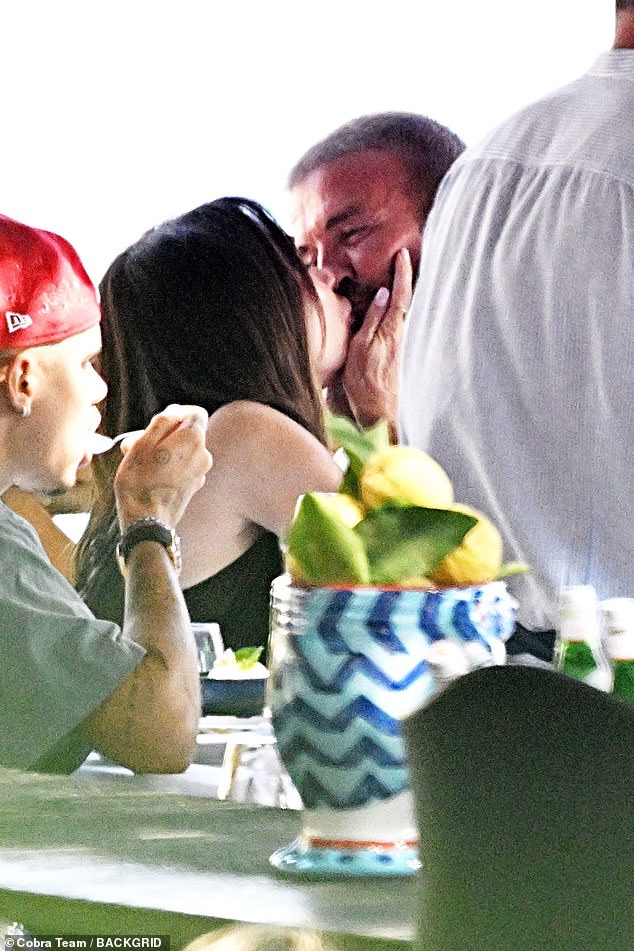 Beckham khoá môi Victoria tình tứ trước mặt tiểu thư Harper, 26 năm vẫn yêu như ngày đầu nhưng vẫn còn điều tiếc nuối này- Ảnh 2. Beckham khoá môi Victoria tình tứ trước mặt tiểu thư Harper, 26 năm vẫn yêu như ngày đầu nhưng vẫn còn điều tiếc nuối này- Ảnh 2.