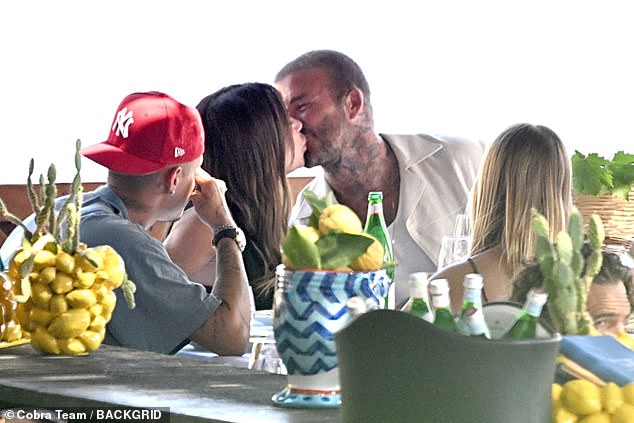 Beckham khoá môi Victoria tình tứ trước mặt tiểu thư Harper, 26 năm vẫn yêu như ngày đầu nhưng vẫn còn điều tiếc nuối này- Ảnh 1. Beckham khoá môi Victoria tình tứ trước mặt tiểu thư Harper, 26 năm vẫn yêu như ngày đầu nhưng vẫn còn điều tiếc nuối này- Ảnh 1.