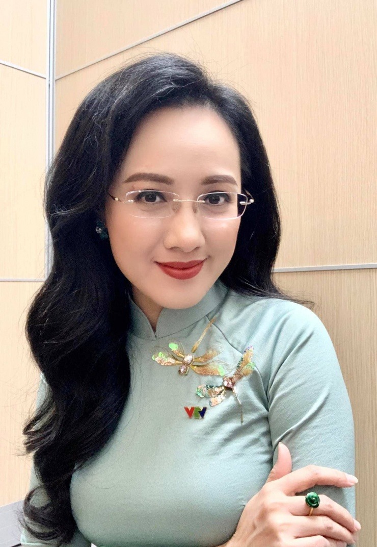 BTV Hoài Anh thuyết minh sự kiện A80: Xuất thân tiểu thư "cành vàng lá ngọc" và chân dung người chồng bí ẩn- Ảnh 4.