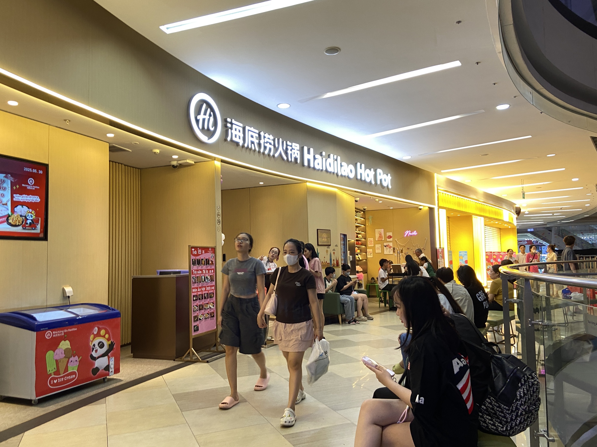 Sau thông điệp nhắn nhủ dễ thương, Vạn Hạnh Mall lại tiếp tục đông đúc khách hàng vì sự kiện 
