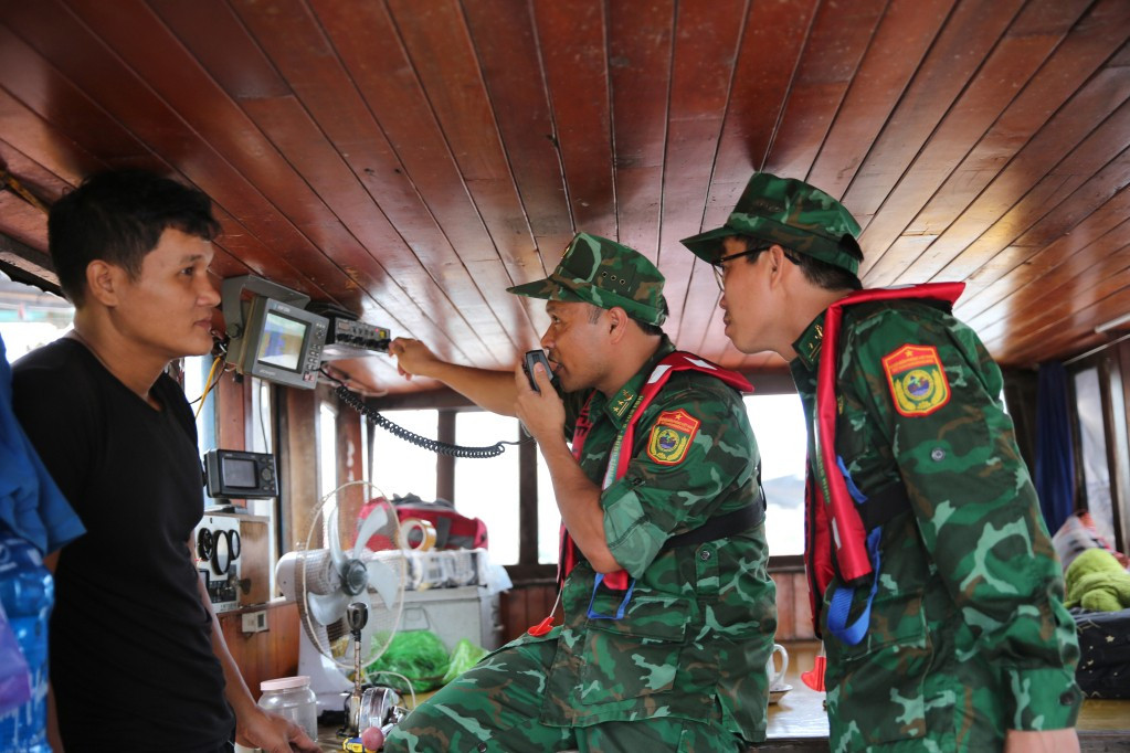 Quảng Ninh cấm biển, tàu thuyền hối hả chạy vào bờ tránh bão- Ảnh 1. Quảng Ninh cấm biển, tàu thuyền hối hả chạy vào bờ tránh bão- Ảnh 1.