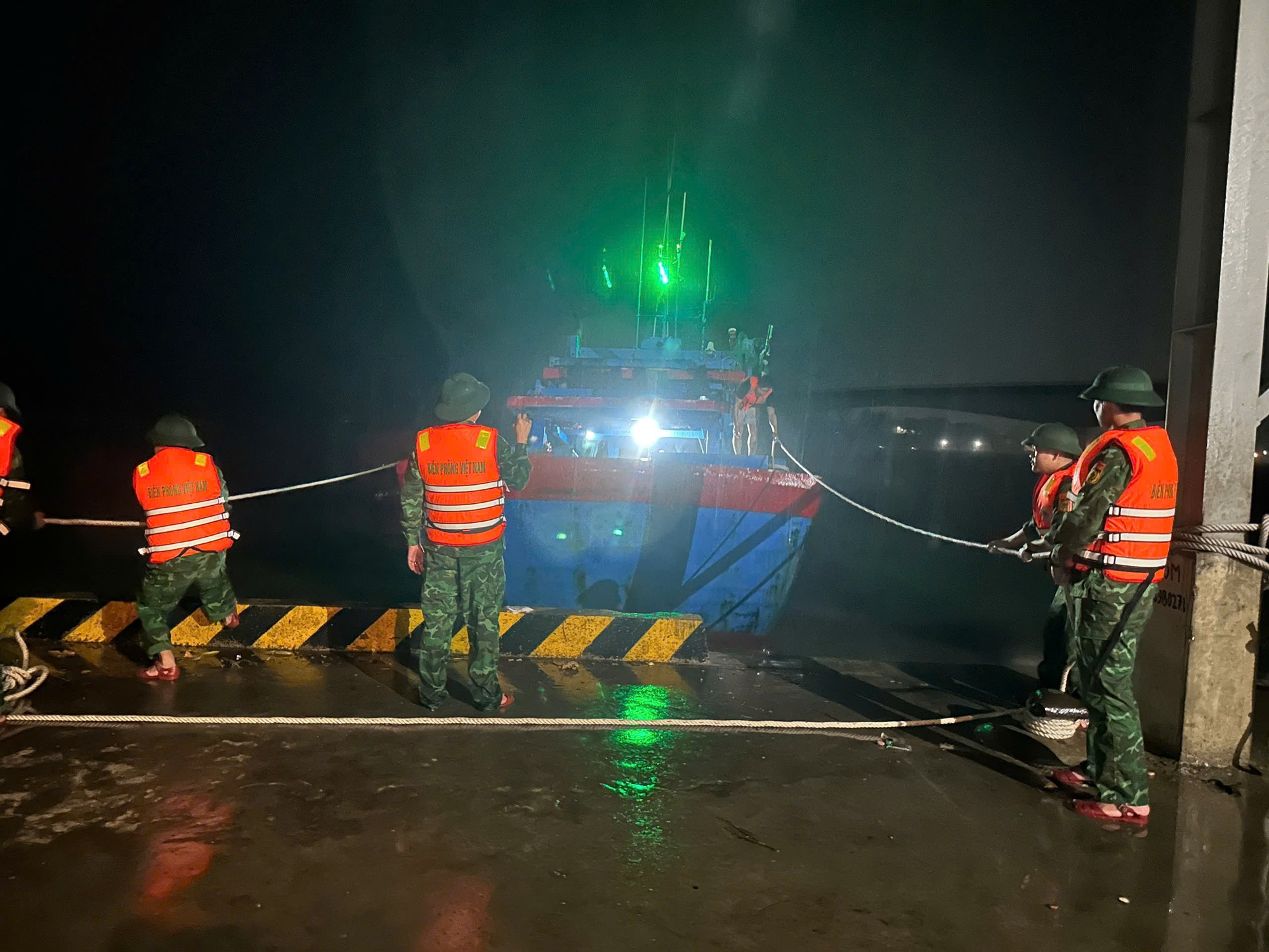 Bão số 5 Kajiki sầm sập chạm bờ, sóng nổi dữ dội, dâng cao khoảng 8-9m- Ảnh 25.