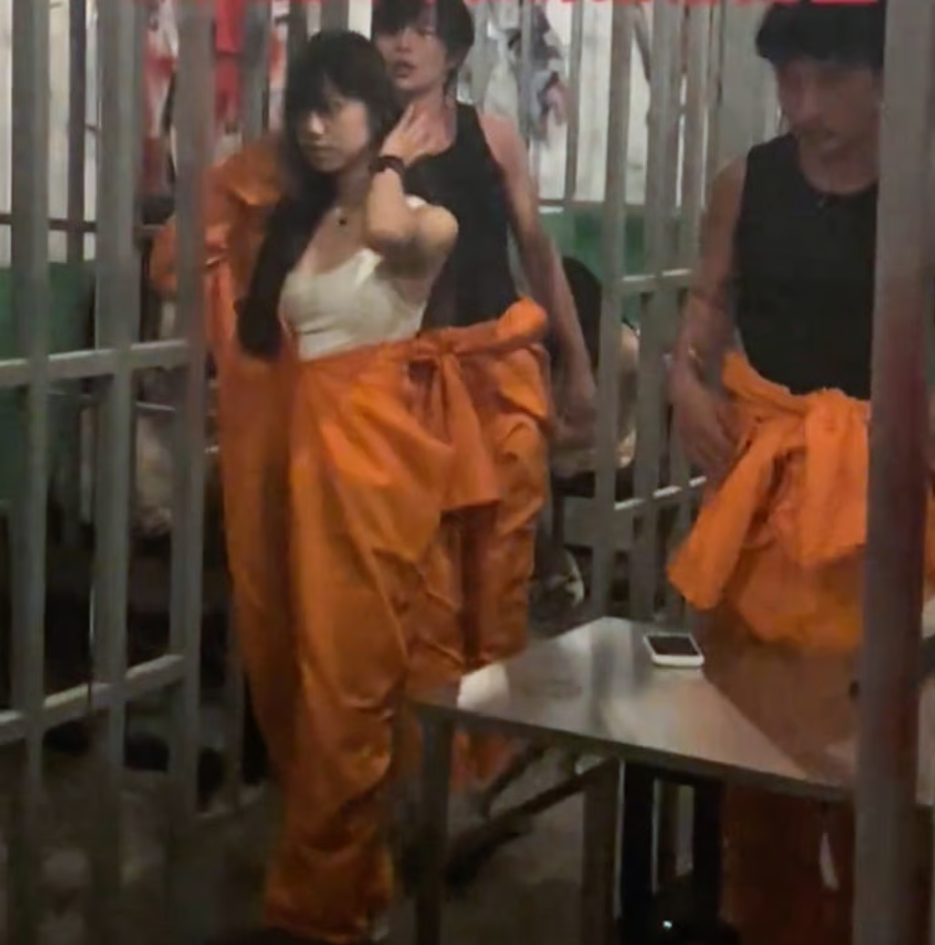 “Bar nhà tù” nở rộ tại Trung Quốc: Xu hướng giải trí gây tranh cãi- Ảnh 1.