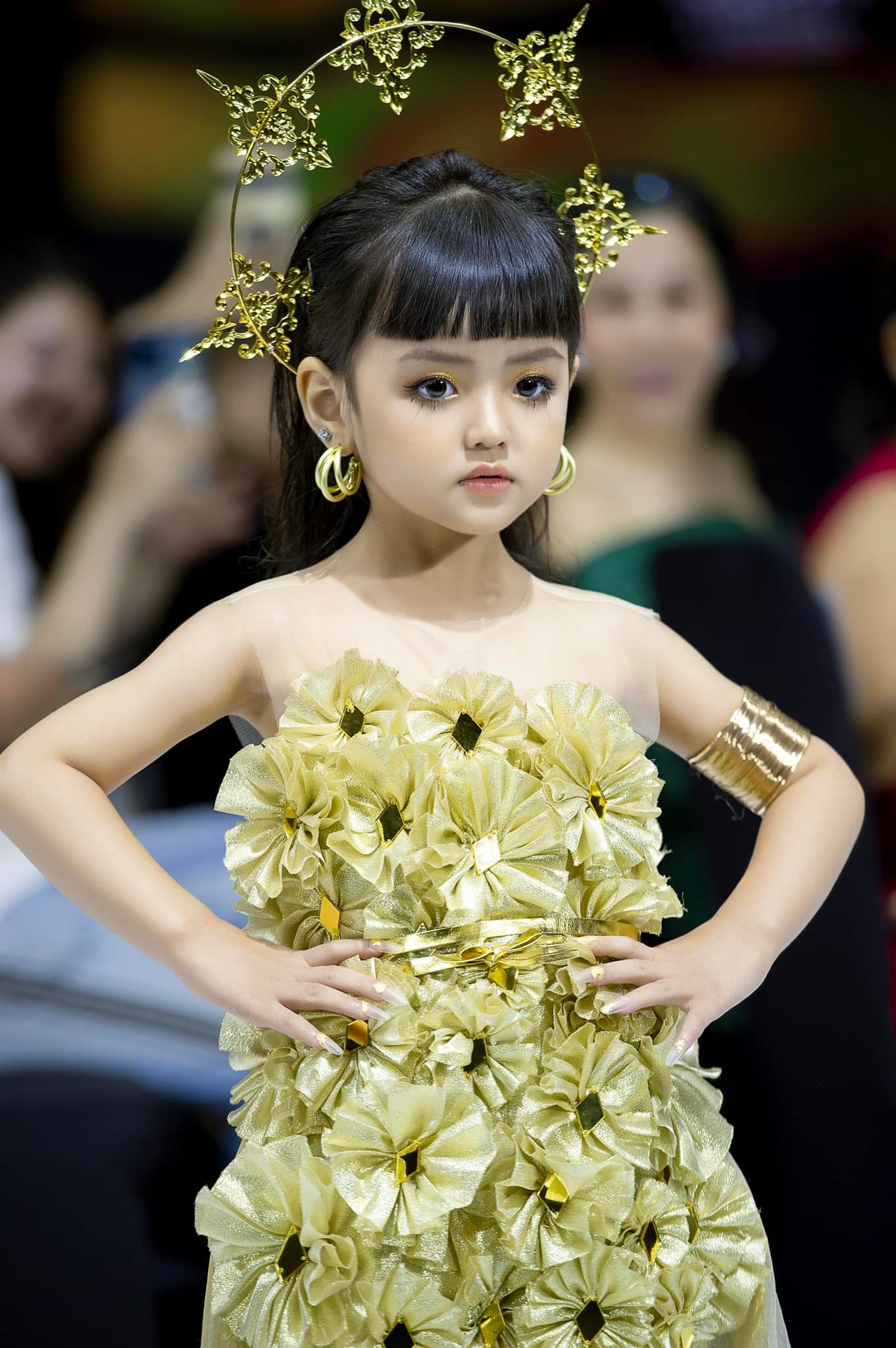 Sao nhí 2017 đắt show nhất Việt Nam hiện tại: Búp bê sống kiếm tiền cực đỉnh, 8 tuổi mua xe xịn quà khủng tặng mẹ- Ảnh 11. Sao nhí 2017 đắt show nhất Việt Nam hiện tại: Búp bê sống kiếm tiền cực đỉnh, 8 tuổi mua xe xịn quà khủng tặng mẹ- Ảnh 11.