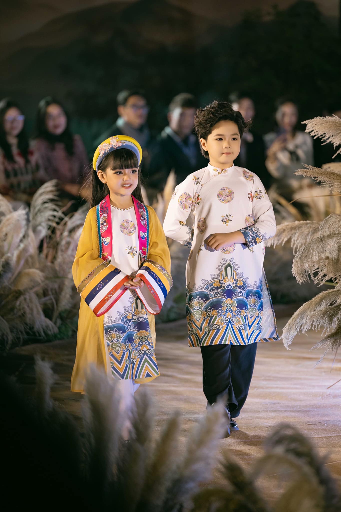 Sao nhí 2017 đắt show nhất Việt Nam hiện tại: Búp bê sống kiếm tiền cực đỉnh, 8 tuổi mua xe xịn quà khủng tặng mẹ- Ảnh 10. Sao nhí 2017 đắt show nhất Việt Nam hiện tại: Búp bê sống kiếm tiền cực đỉnh, 8 tuổi mua xe xịn quà khủng tặng mẹ- Ảnh 10.