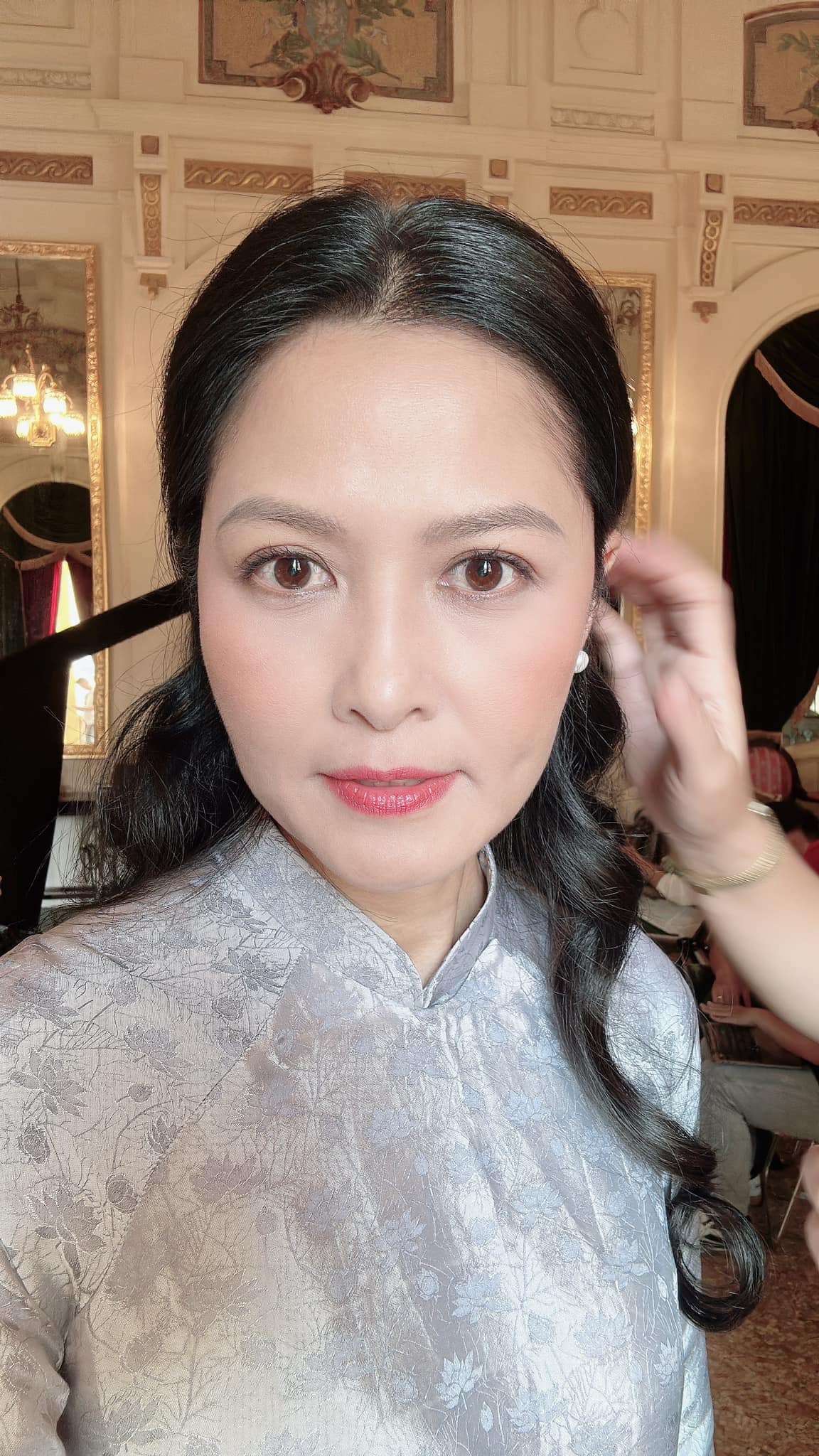 Nữ diễn viên 47 tuổi mặc áo dài quá đẹp trong Mưa Đỏ, đơn giản nhưng đầy cảm xúc- Ảnh 15.