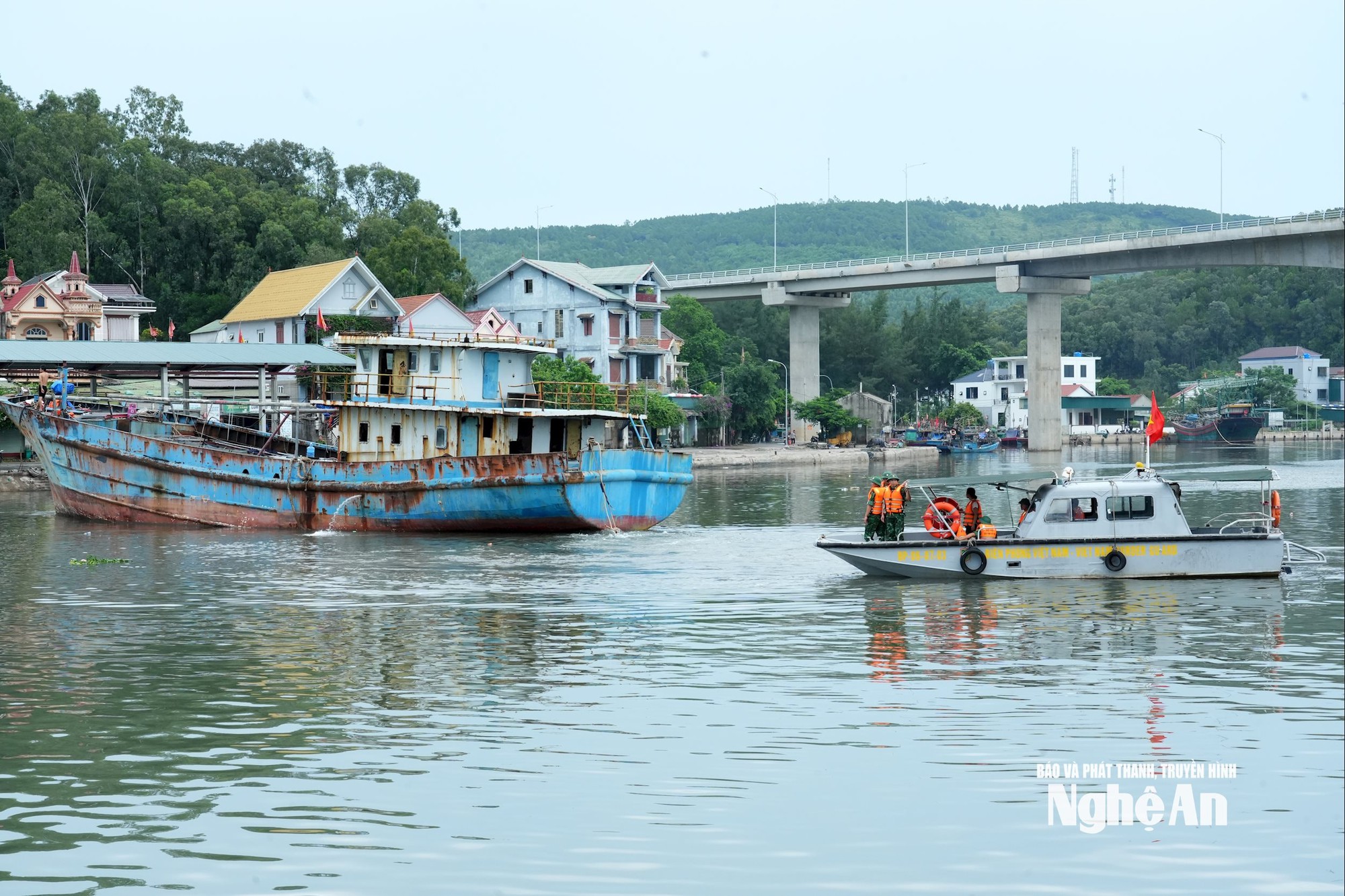 Bão số 5: Giật cấp 17 "siêu bão" áp sát miền Trung, quân đội huy động gần 120.000 người chống bão- Ảnh 1.