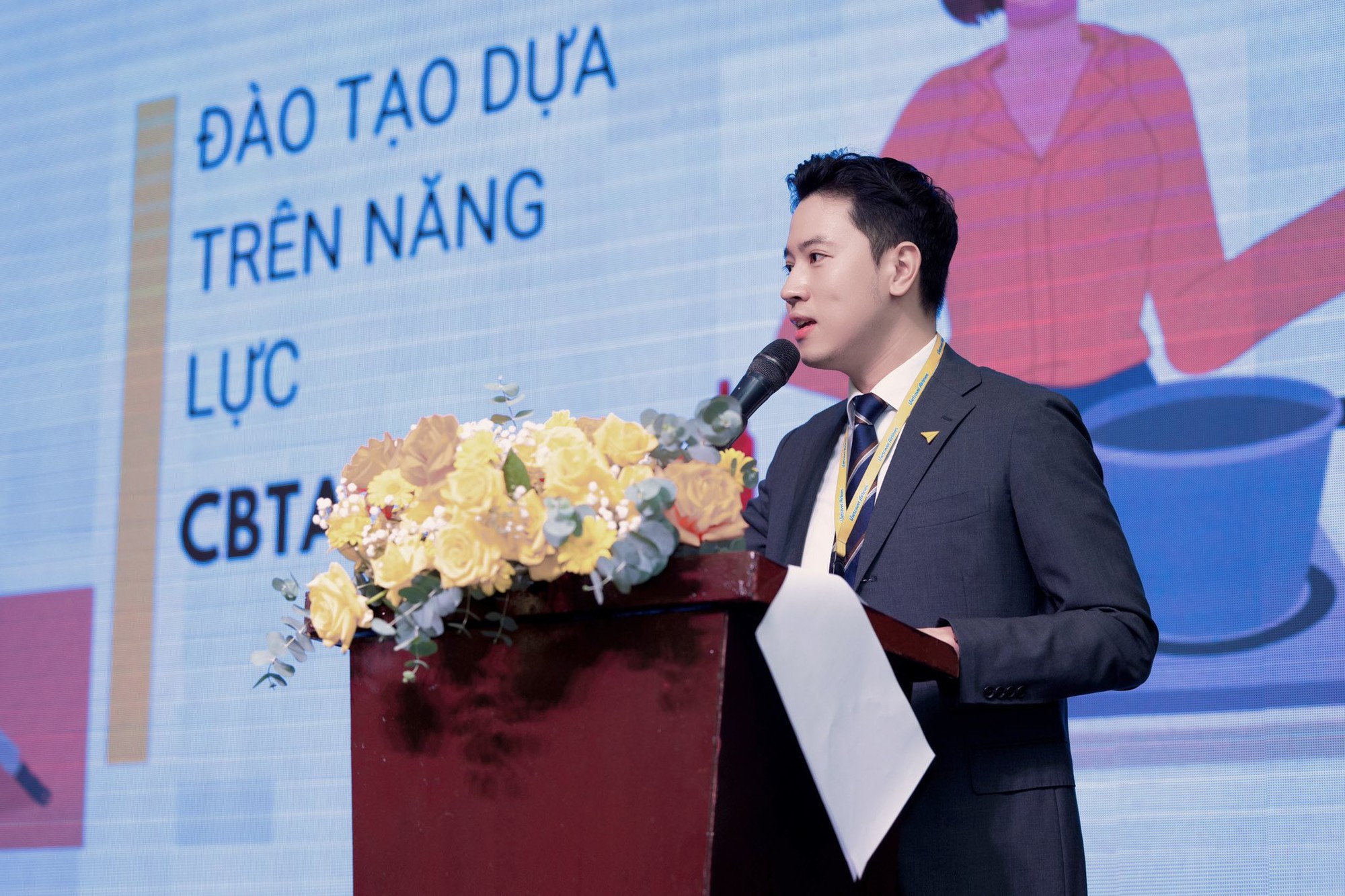 Gi&aacute;m đốc khai th&aacute;c bay của Vietravel Airlines l&agrave;m r&otilde; lộ tr&igrave;nh từ sinh vi&ecirc;n Ngoại thương l&ecirc;n 