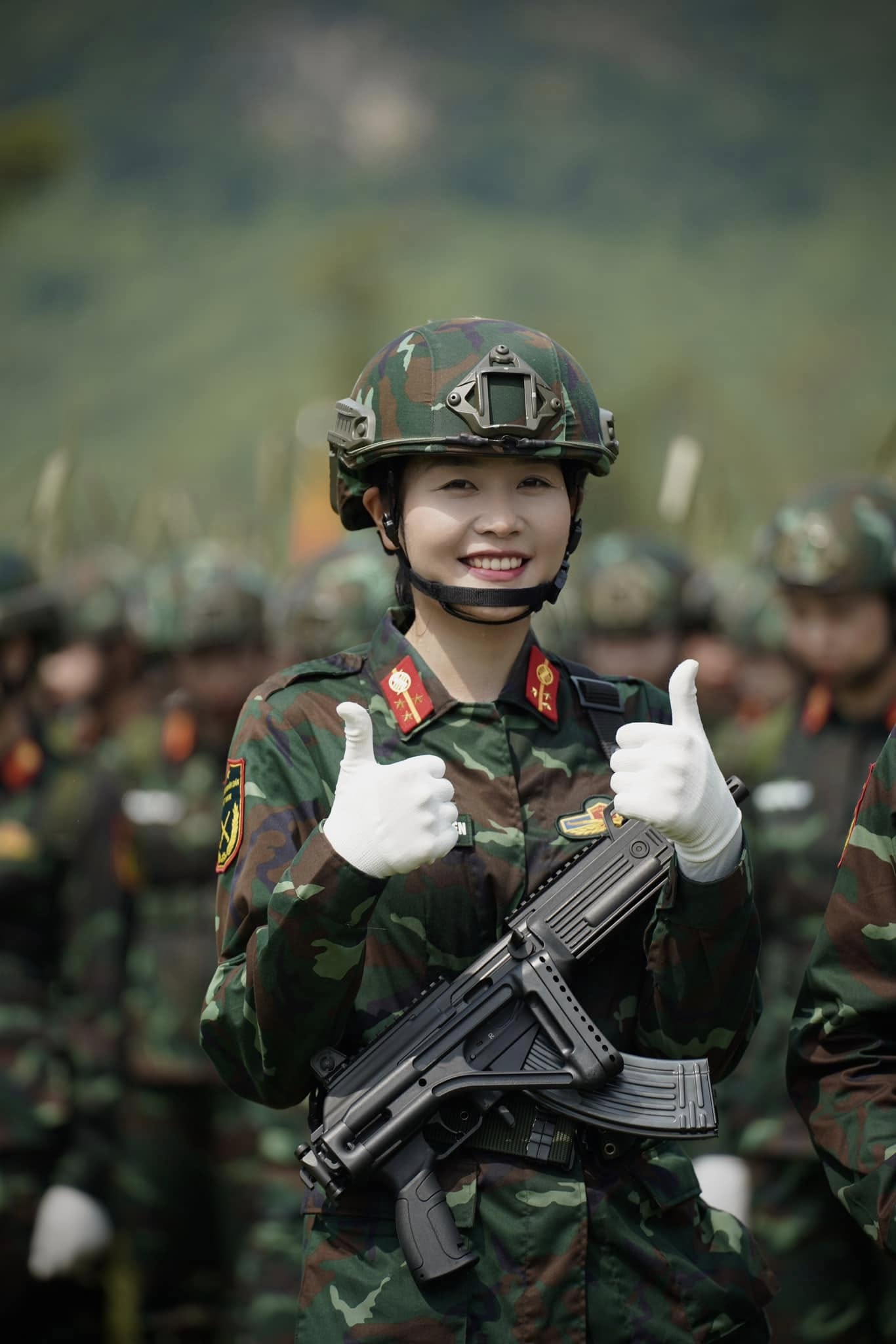 10 nữ quân nhân Việt Nam chỉ cần nở nụ cười là khuynh đảo mạng xã hội- Ảnh 18. 10 nữ quân nhân Việt Nam chỉ cần nở nụ cười là khuynh đảo mạng xã hội- Ảnh 18.