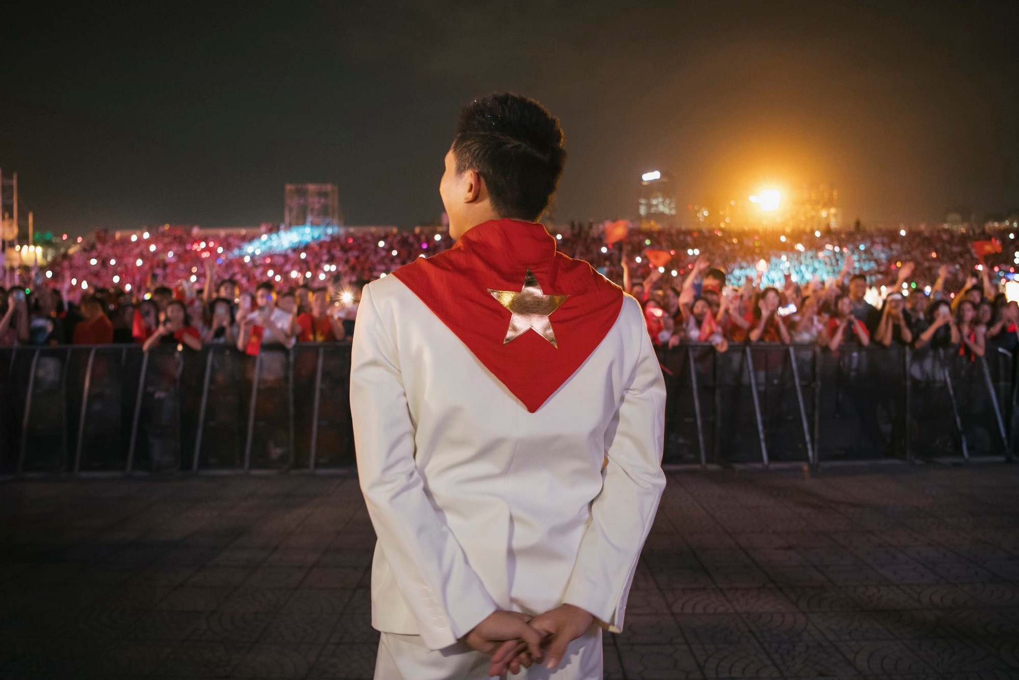 Nam ca sĩ đắt show nhất Đại lễ 2/9: Có 10 concert quốc gia xuất hiện đến 9, đẹp trai giọng ngọt còn biết sáng tác nhạc về Bác Hồ- Ảnh 2.