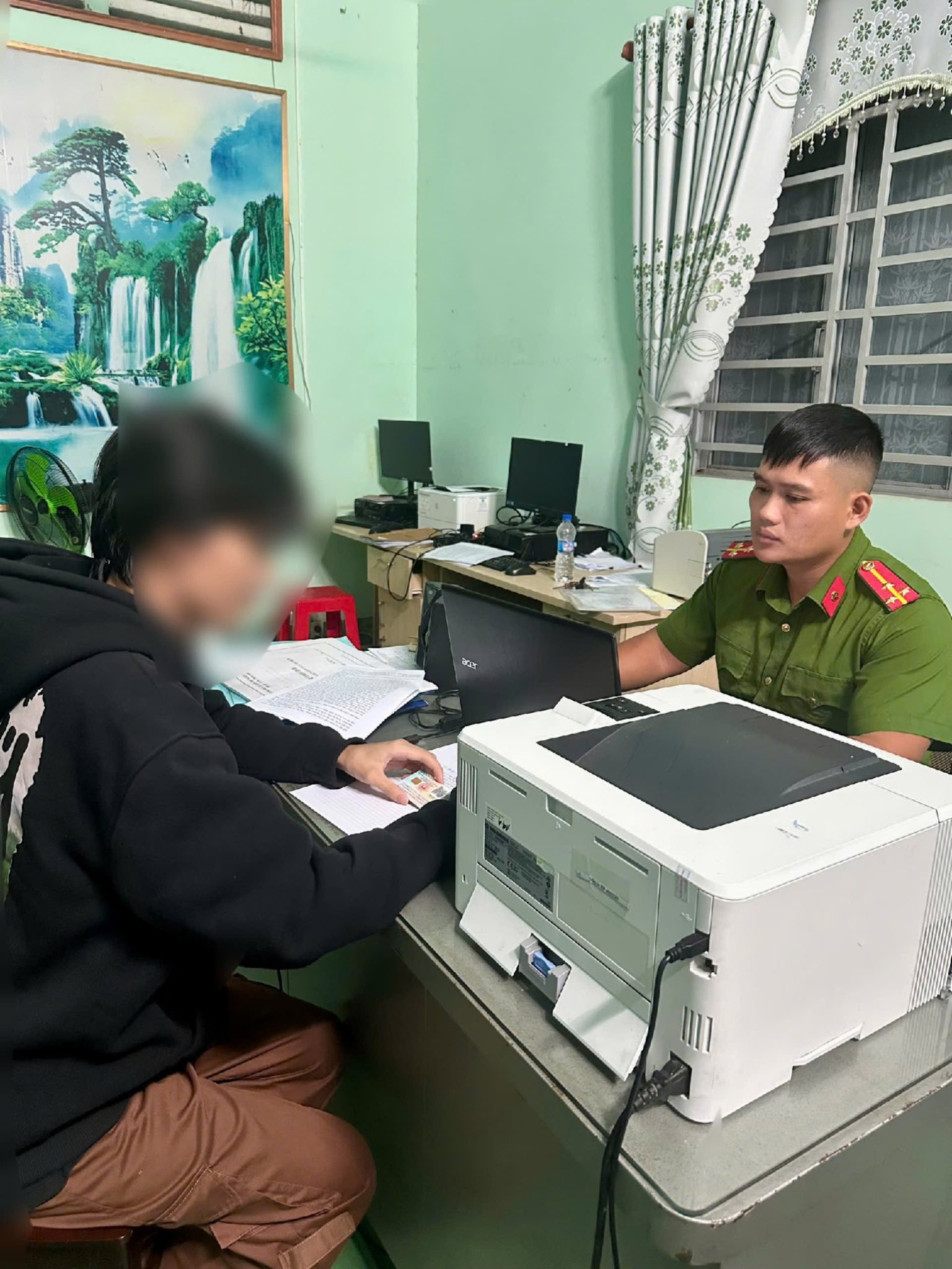 Nhận cuộc gọi từ người lạ, nam thanh niên bị đòi tiền chuộc hàng trăm triệu đồng- Ảnh 1.