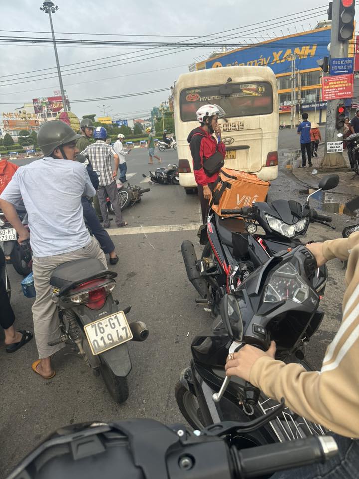 Hiện trường xe khách "lùa" hàng loạt xe máy đang dừng đèn đỏ ở Đồng Nai- Ảnh 2.