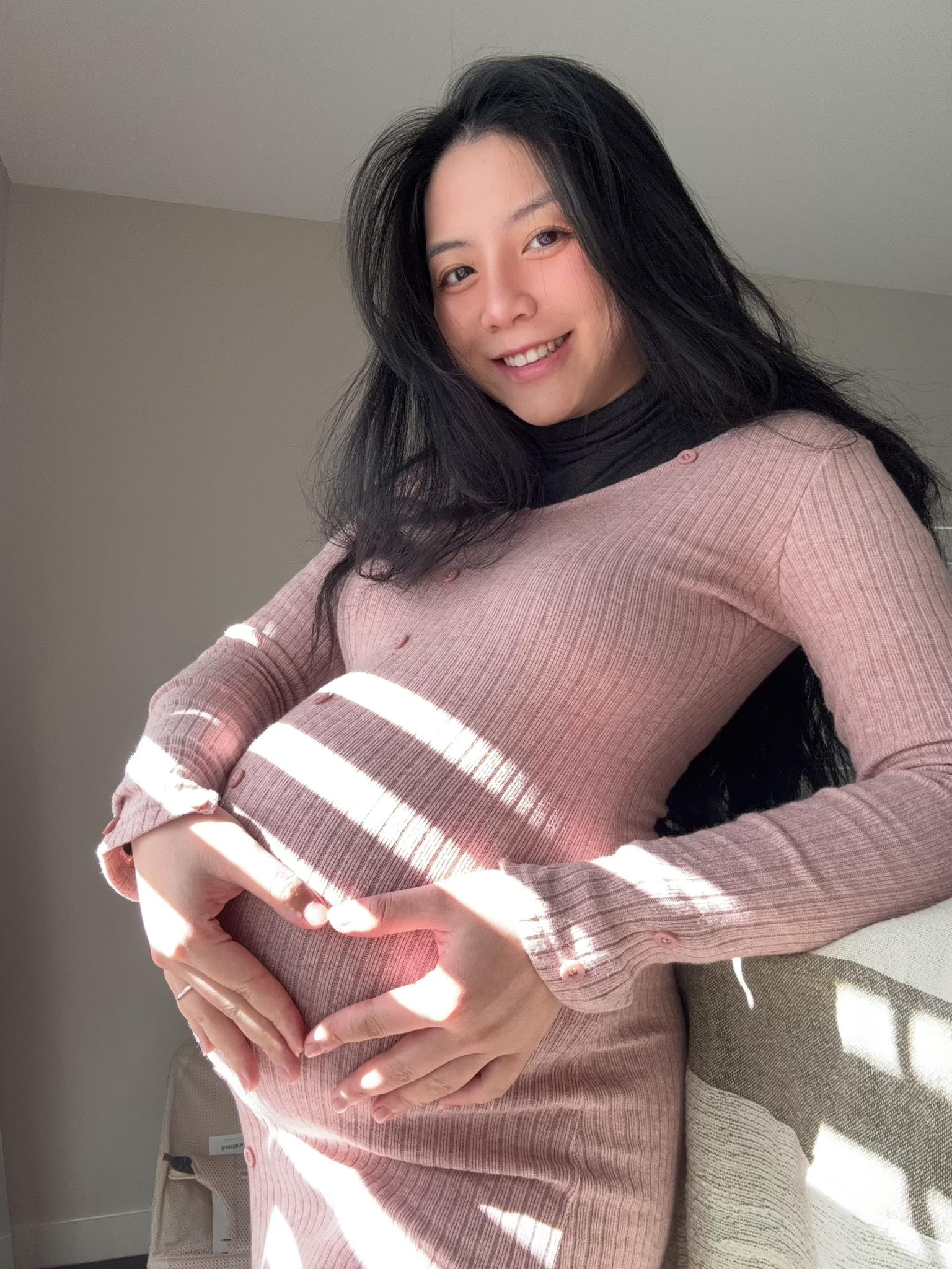 Đặng Tiểu T&ocirc; Sa đăng ảnh kể chuyện em b&eacute; m&atilde;i kh&ocirc;ng chịu ra, đến nỗi "anh trai" Erik cũng phải sốt ruột gi&ugrave;m- Ảnh 2.