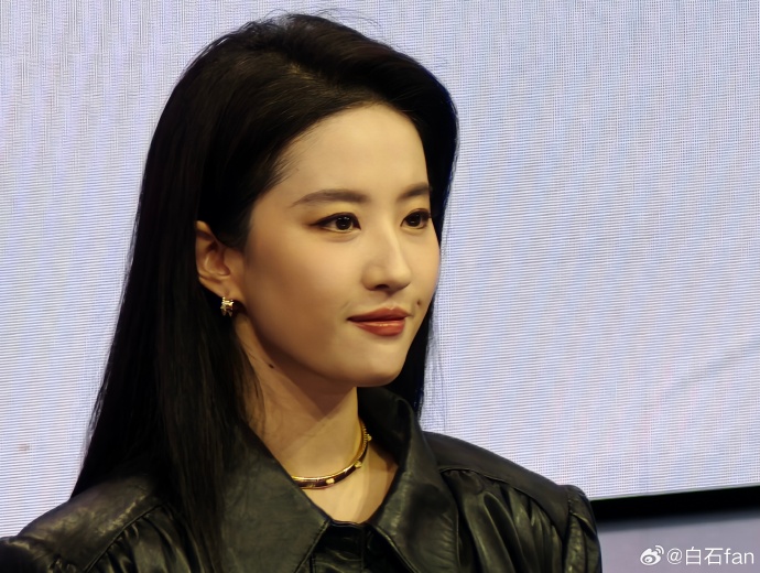 Lưu Diệc Phi lộ diện hậu drama quậy nát Bạch Ngọc Lan: Visual càng soi cận càng thấy khó tin, nửa showbiz có thái độ gây bất ngờ!- Ảnh 4.