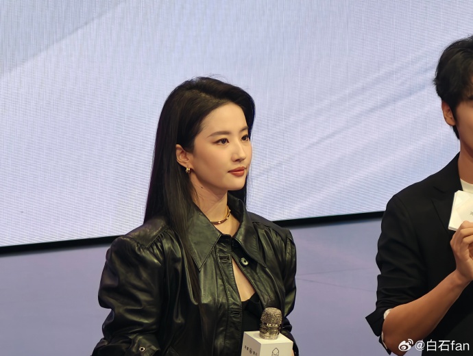 Lưu Diệc Phi lộ diện hậu drama quậy nát Bạch Ngọc Lan: Visual càng soi cận càng thấy khó tin, nửa showbiz có thái độ gây bất ngờ!- Ảnh 1.