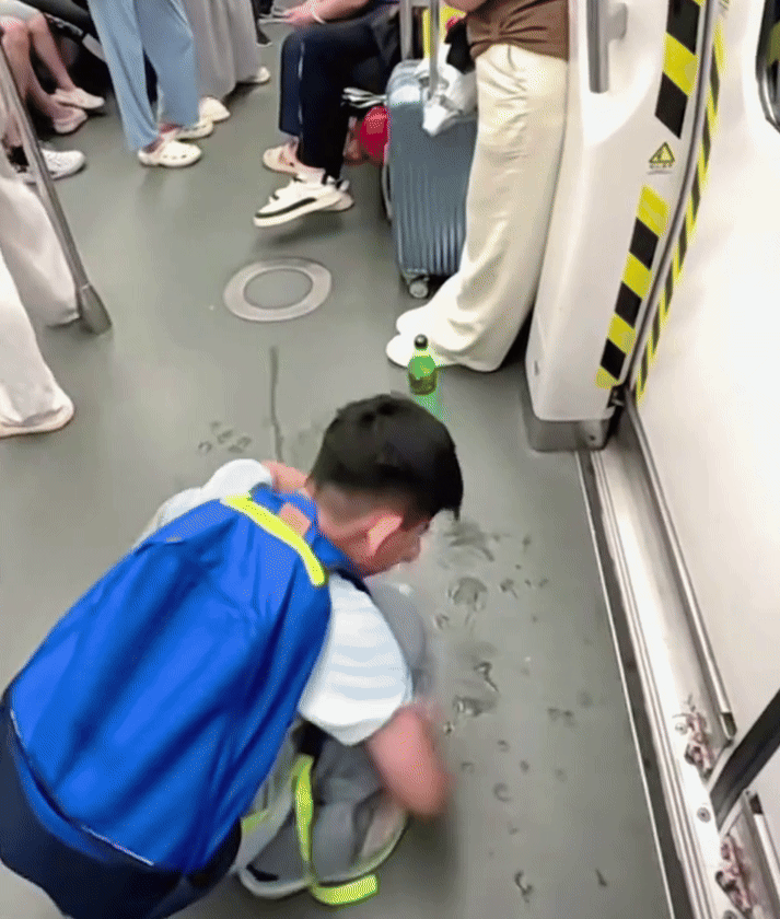 Người lớn có dám làm như cậu bé này không?- Ảnh 3. Người lớn có dám làm như cậu bé này không?- Ảnh 3.