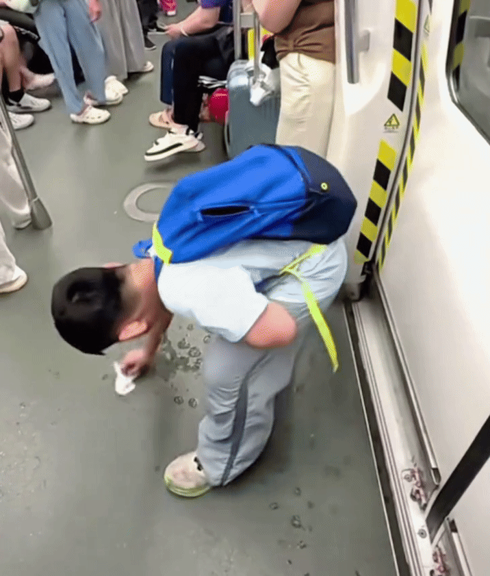 Người lớn có dám làm như cậu bé này không?- Ảnh 2. Người lớn có dám làm như cậu bé này không?- Ảnh 2.