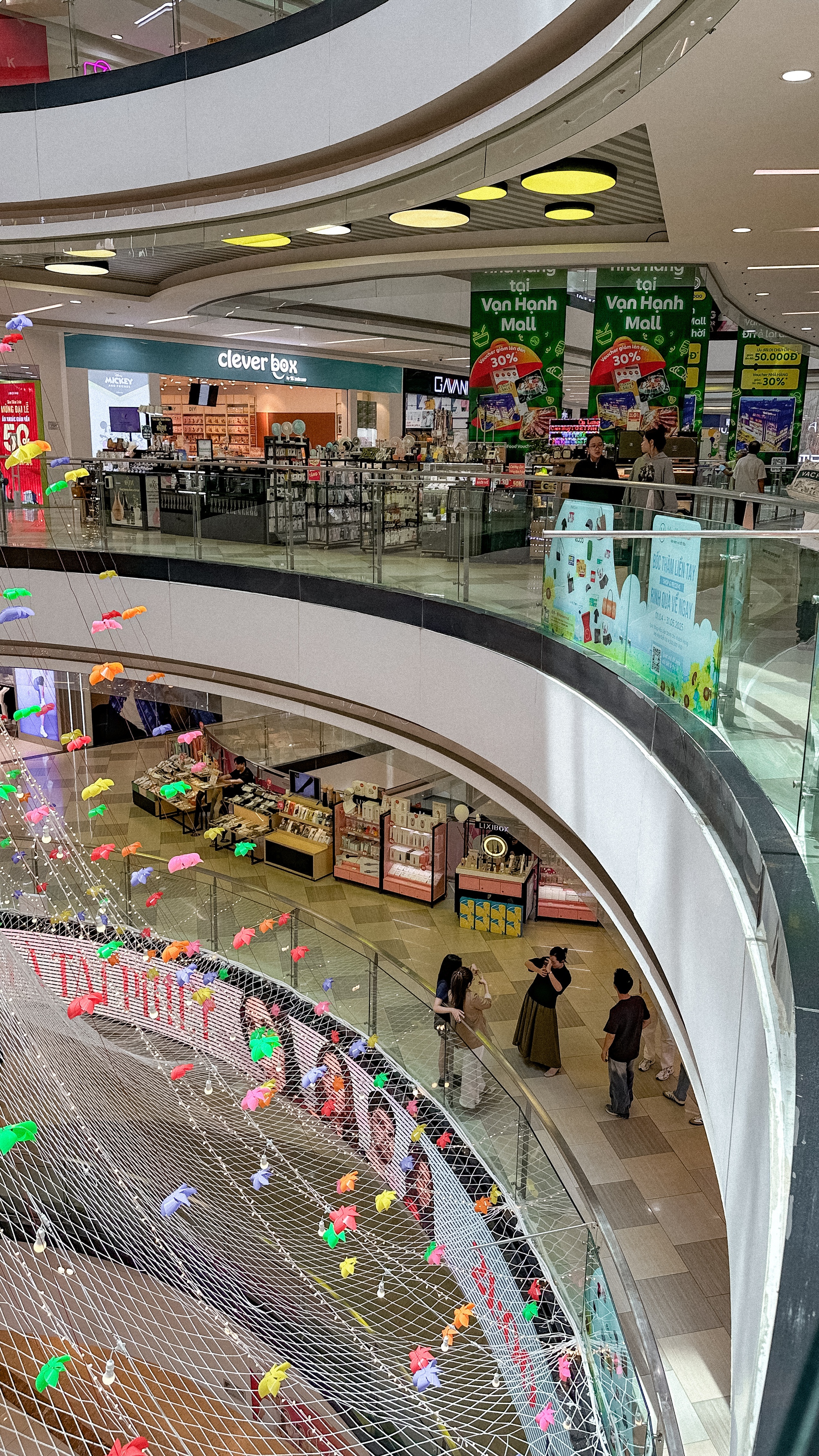 Sau thông điệp nhắn nhủ dễ thương, Vạn Hạnh Mall lại tiếp tục đông đúc khách hàng vì sự kiện 
