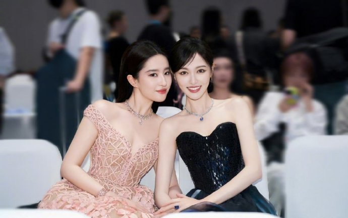 Lưu Diệc Phi lộ diện hậu drama quậy nát Bạch Ngọc Lan: Visual càng soi cận càng thấy khó tin, nửa showbiz có thái độ gây bất ngờ!- Ảnh 14.