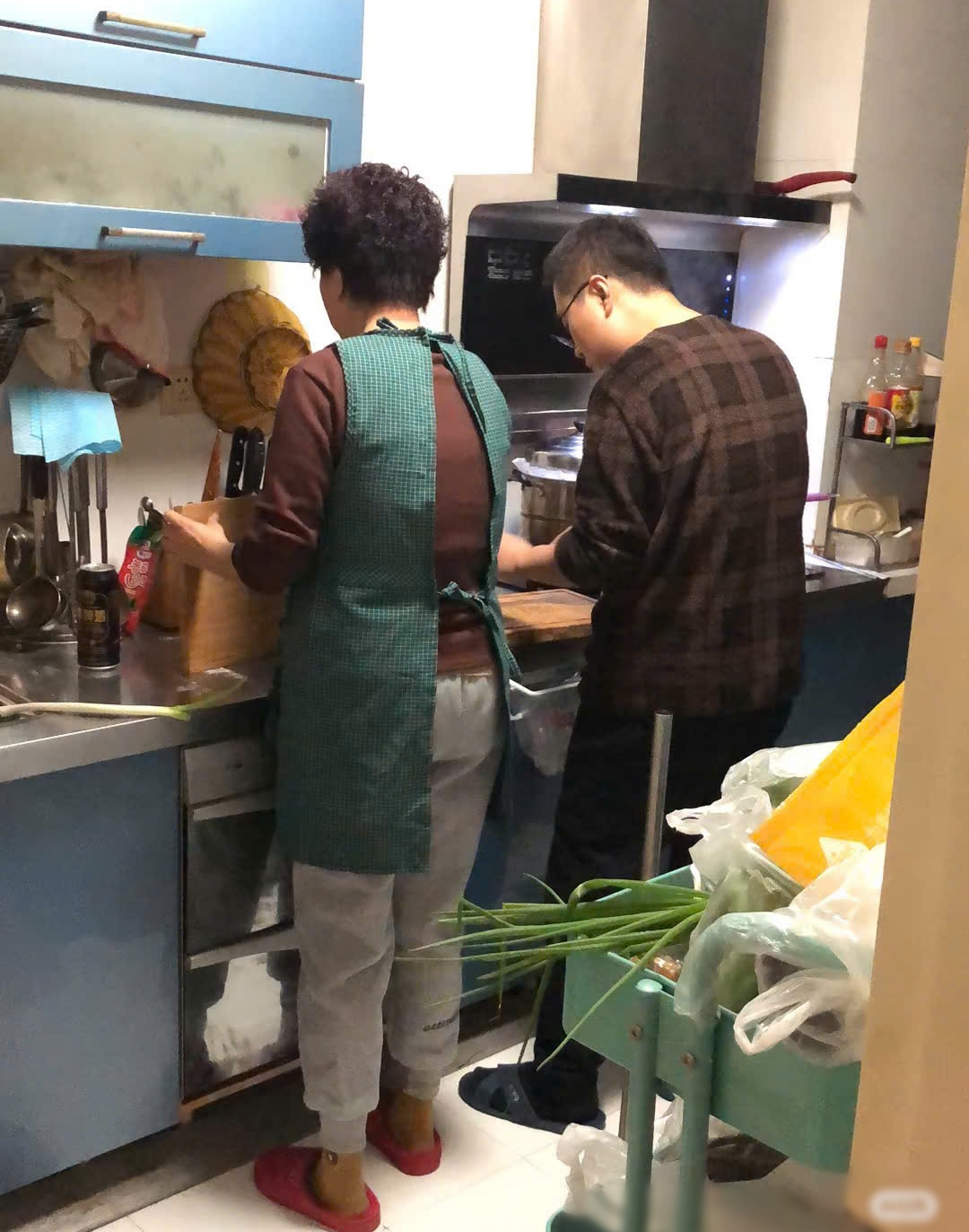 Bóng lưng của con rể và mẹ vợ khiến dân mạng không thể dừng "gõ phím"- Ảnh 2.
