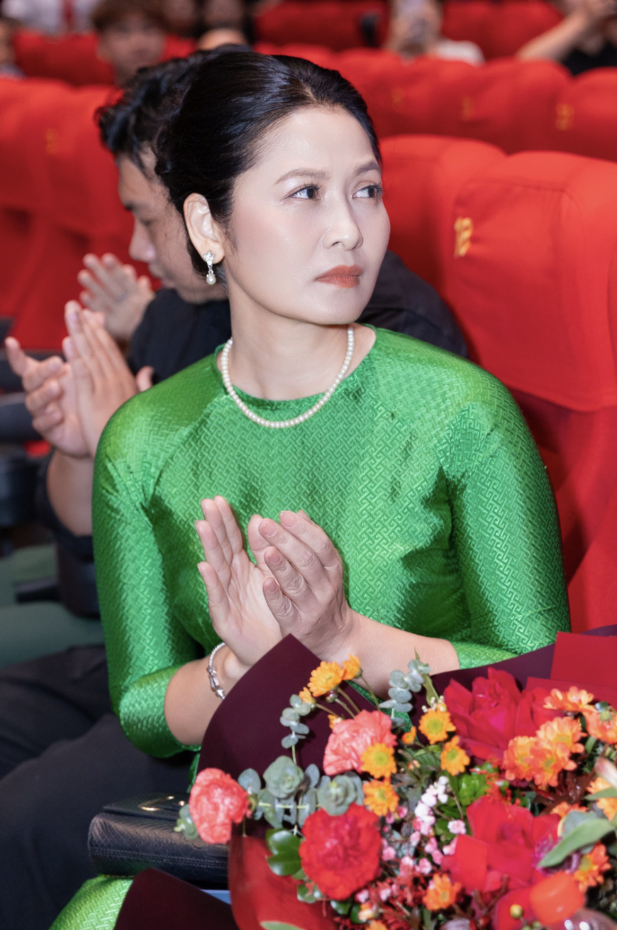 Nữ diễn viên 47 tuổi mặc áo dài quá đẹp trong Mưa Đỏ, đơn giản nhưng đầy cảm xúc- Ảnh 11.