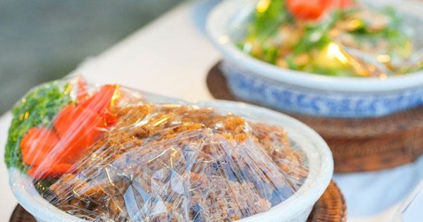 Nguy hiểm hơn cả thức ăn &ocirc;i thiu: Sai lầm khi d&ugrave;ng m&agrave;ng bọc thực phẩm m&agrave; 9/10 người mắc phải