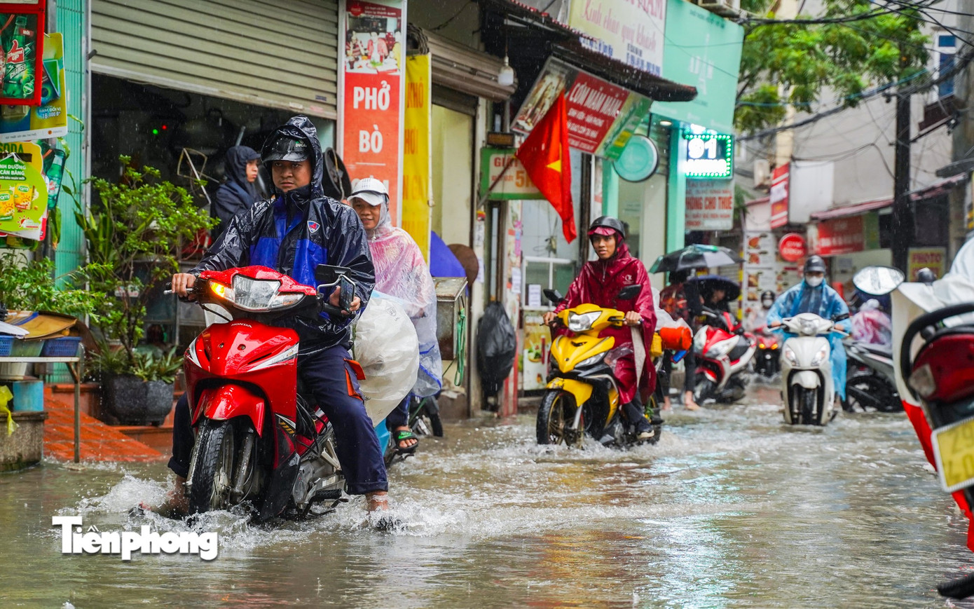 Hà Nội mưa, ngập cục bộ do ảnh hưởng bão số 5- Ảnh 4.