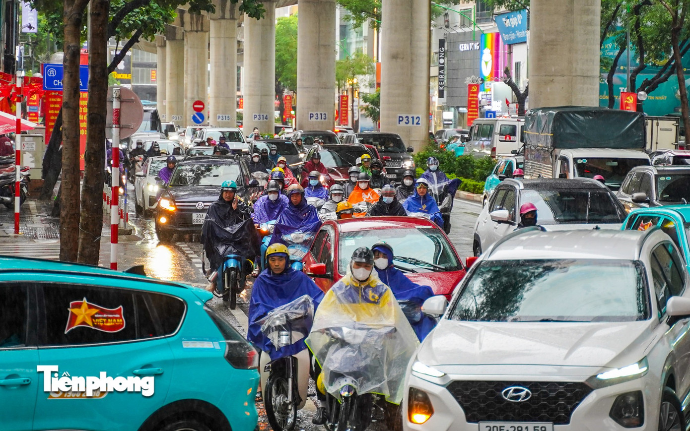 Hà Nội mưa, ngập cục bộ do ảnh hưởng bão số 5- Ảnh 1.