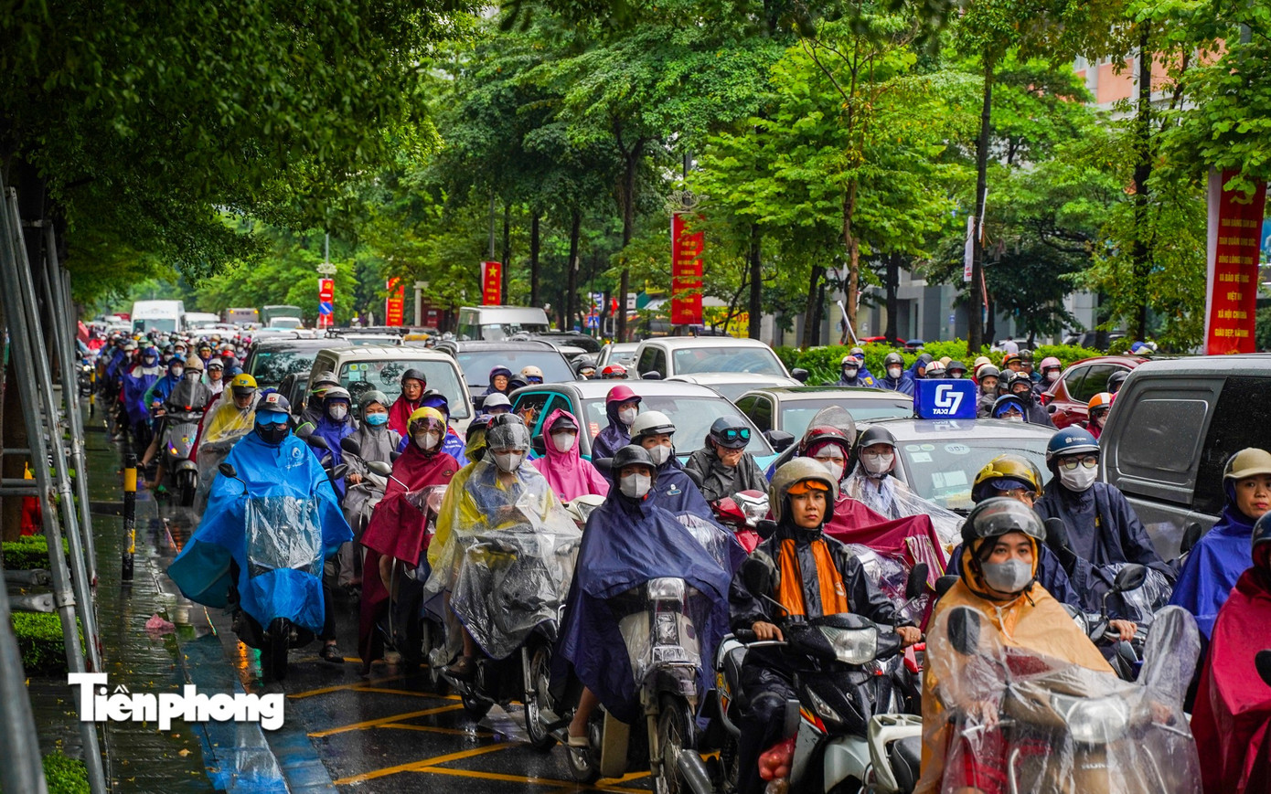 Hà Nội mưa, ngập cục bộ do ảnh hưởng bão số 5- Ảnh 18.