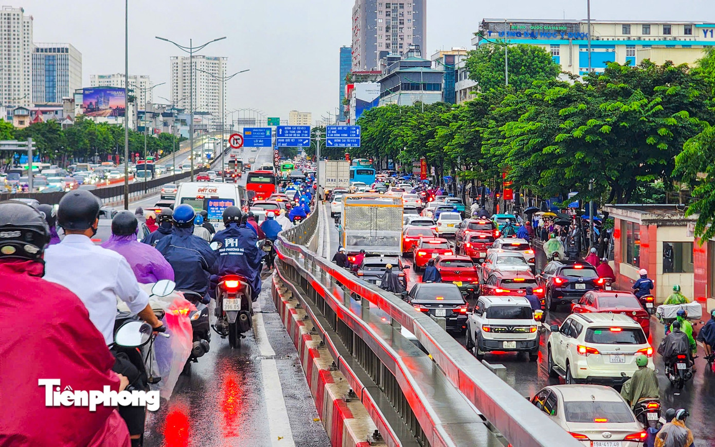 Hà Nội mưa, ngập cục bộ do ảnh hưởng bão số 5- Ảnh 16.