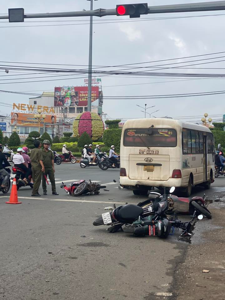 Hiện trường xe khách "lùa" hàng loạt xe máy đang dừng đèn đỏ ở Đồng Nai- Ảnh 1.