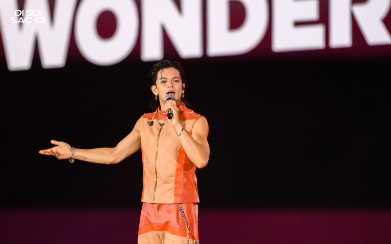 Những khoảnh khắc đẹp nhất 8WONDER 2025: "Ông hoàng nhạc La-tinh" và tlinh giương cao quốc kỳ 2 nước, dàn mỹ nam quốc tế liên tục nói lời yêu thương fan Việt- Ảnh 5.