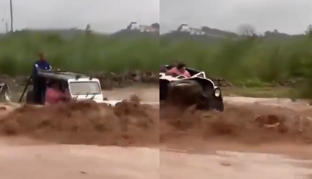 Ô tô bị nước lũ cuốn trôi, 2 người trên xe may mắn sống sót- Ảnh 1. img