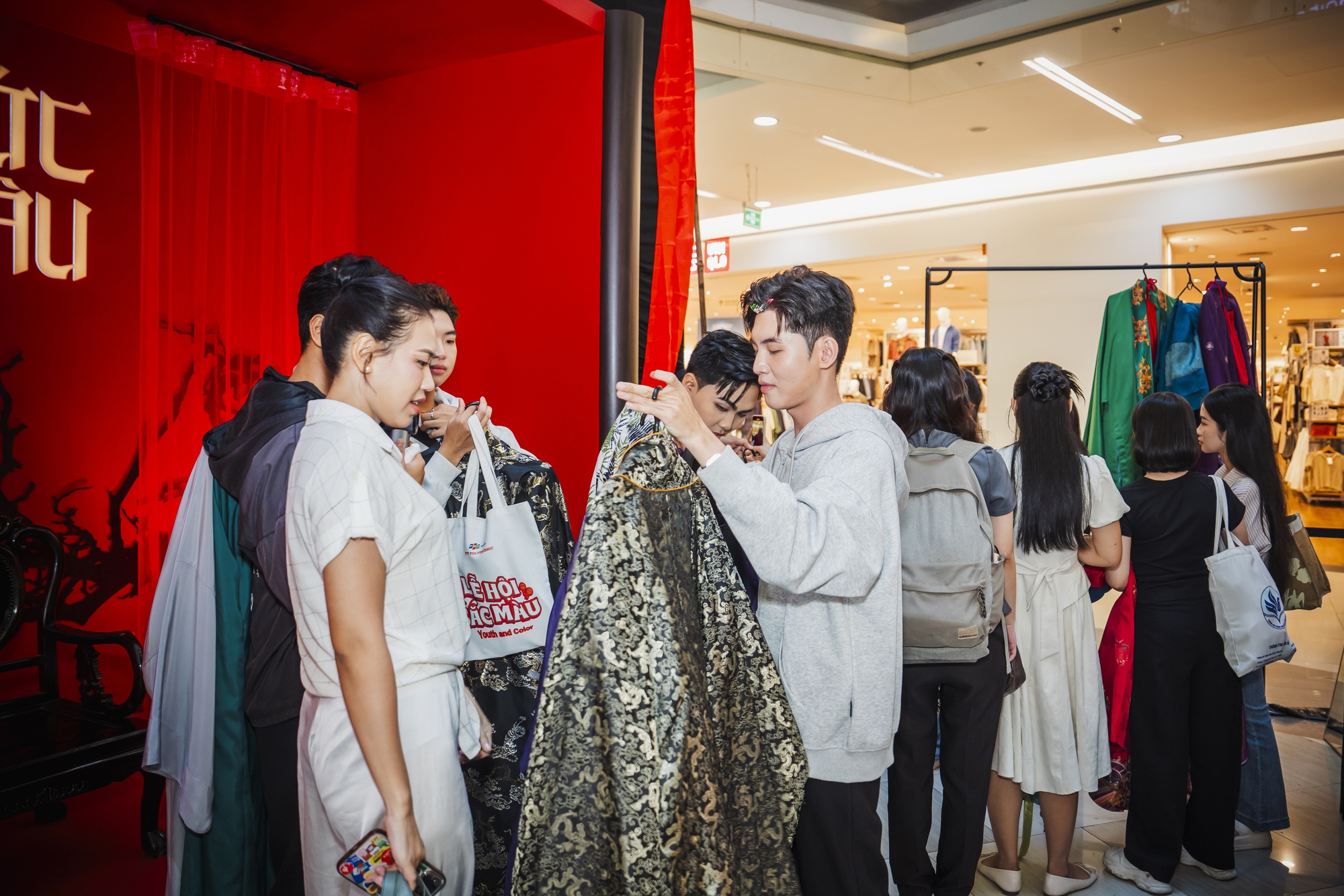 Sau thông điệp nhắn nhủ dễ thương, Vạn Hạnh Mall lại tiếp tục đông đúc khách hàng vì sự kiện 