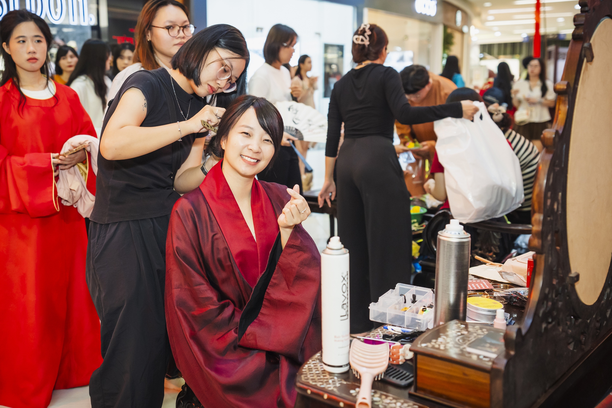Sau thông điệp nhắn nhủ dễ thương, Vạn Hạnh Mall lại tiếp tục đông đúc khách hàng vì sự kiện 