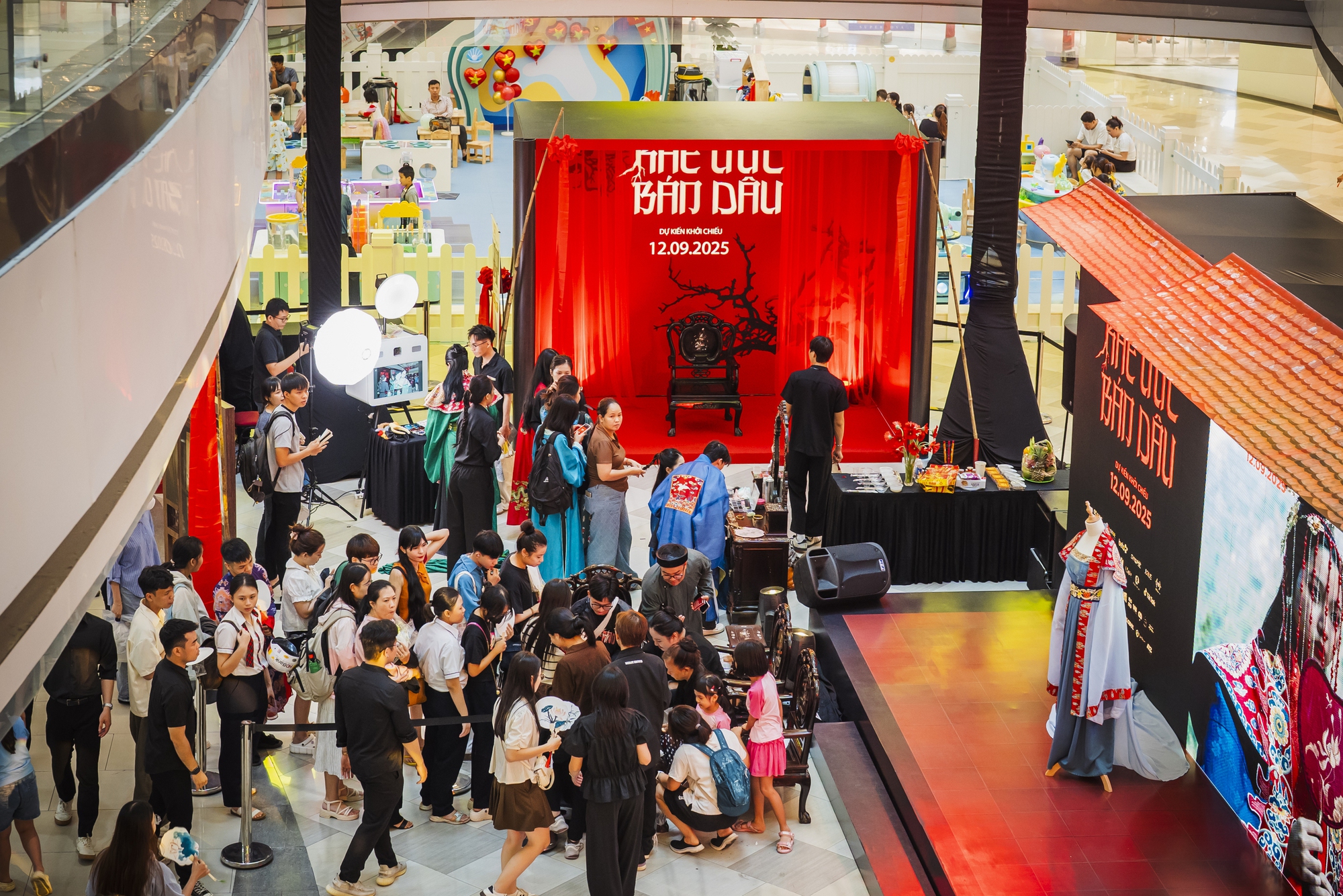 Sau thông điệp nhắn nhủ dễ thương, Vạn Hạnh Mall lại tiếp tục đông đúc khách hàng vì sự kiện 