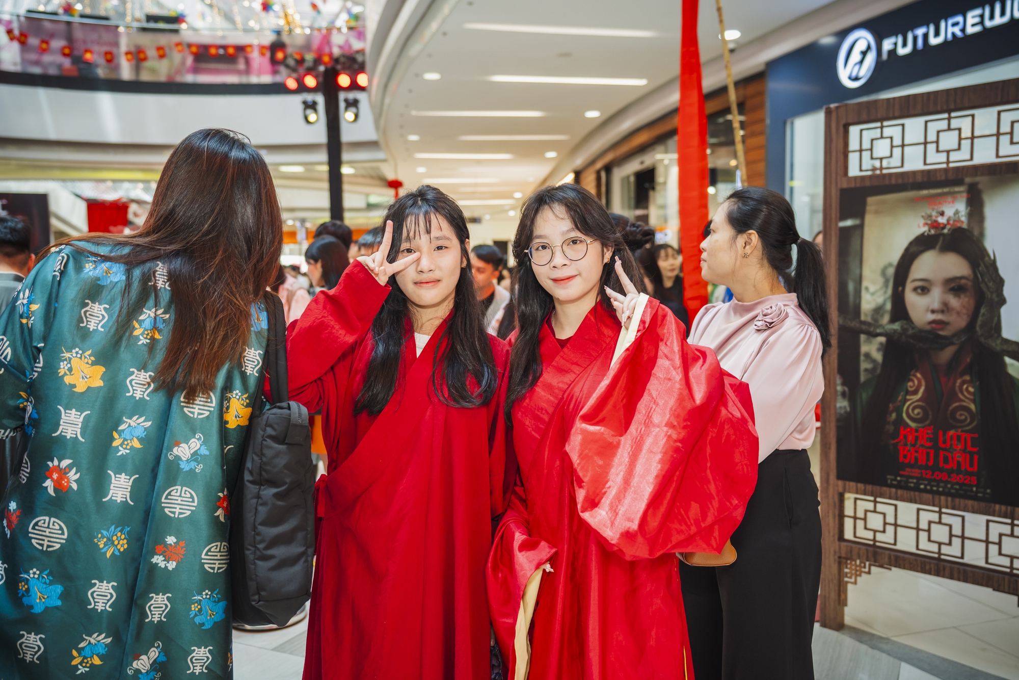 Sau thông điệp nhắn nhủ dễ thương, Vạn Hạnh Mall lại tiếp tục đông đúc khách hàng vì sự kiện 