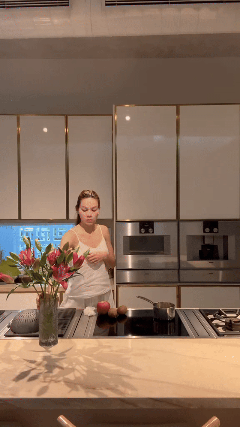 Một ng&agrave;y của H&agrave; Hồ g&acirc;y sốt TikTok: Đẹp th&ocirc;i chưa đủ, ghi điểm nhất l&agrave; c&aacute;ch dạy con "chuẩn s&aacute;ch gi&aacute;o khoa"!- Ảnh 1.