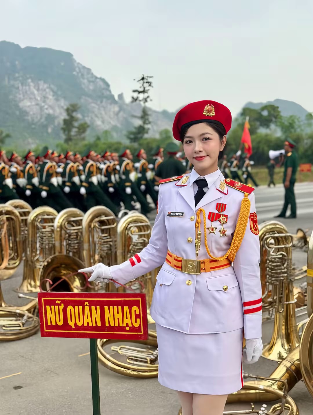 10 nữ quân nhân Việt Nam chỉ cần nở nụ cười là khuynh đảo mạng xã hội- Ảnh 15. 10 nữ quân nhân Việt Nam chỉ cần nở nụ cười là khuynh đảo mạng xã hội- Ảnh 15.