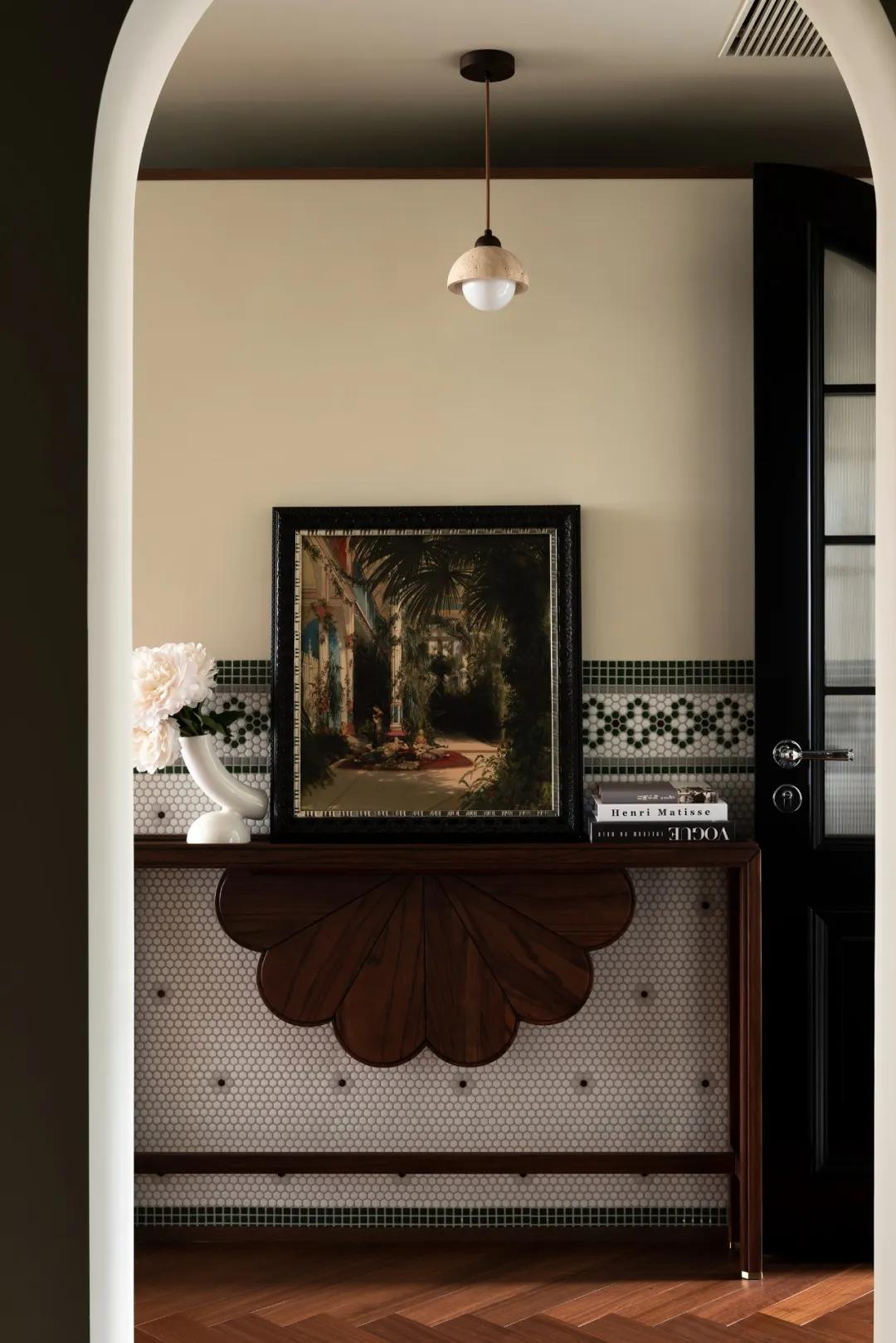 Ngôi nhà 100m² của cặp vợ chồng trung niên: Chi hơn 2 tỷ đồng biến căn hộ cũ thành “Thành phố hoa” ngay trong nhà- Ảnh 1.