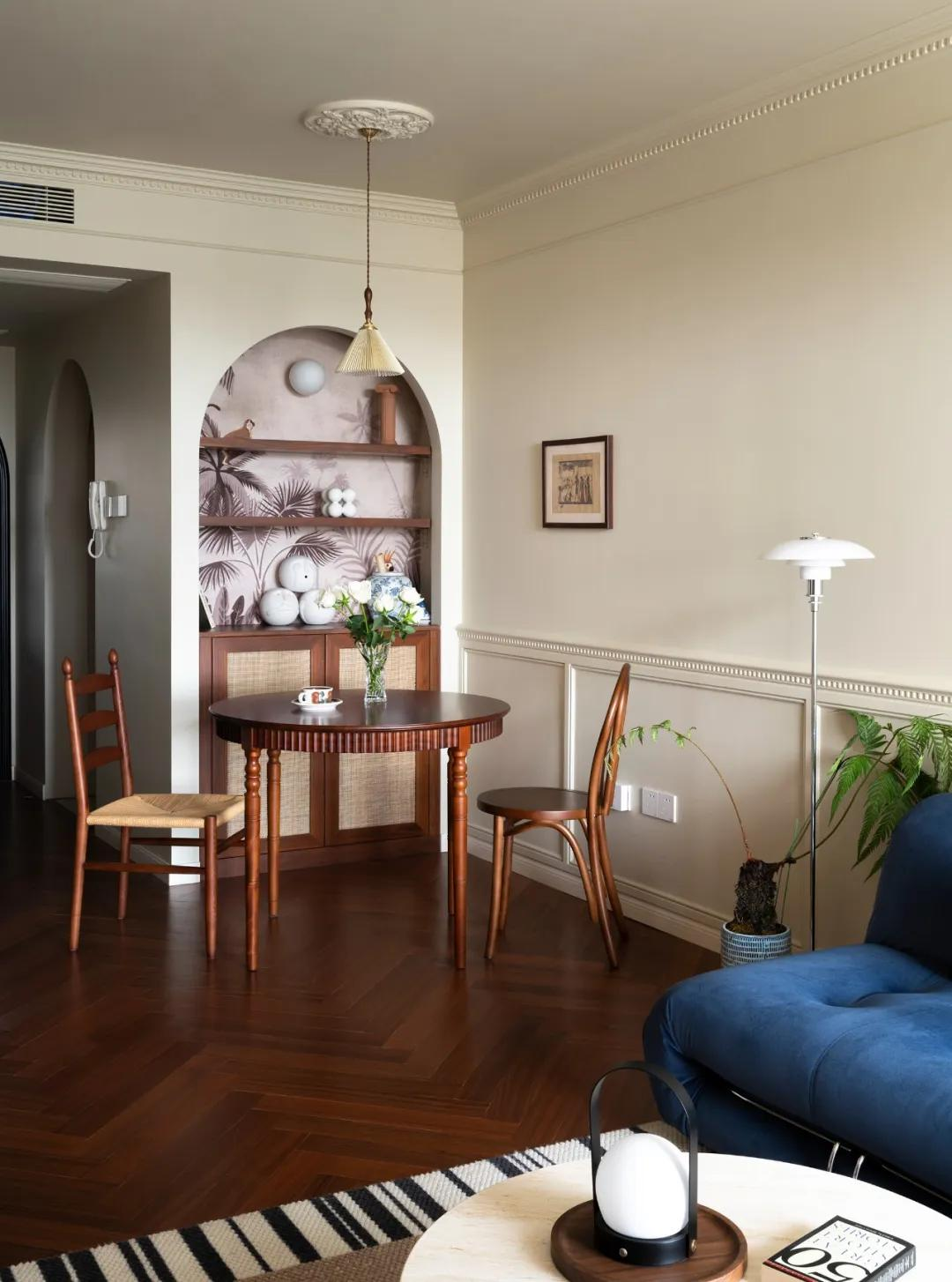 Ngôi nhà 100m² của cặp vợ chồng trung niên: Chi hơn 2 tỷ đồng biến căn hộ cũ thành “Thành phố hoa” ngay trong nhà- Ảnh 6.