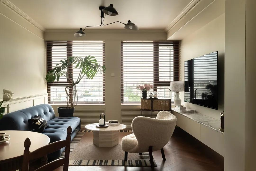 Ngôi nhà 100m² của cặp vợ chồng trung niên: Chi hơn 2 tỷ đồng biến căn hộ cũ thành “Thành phố hoa” ngay trong nhà- Ảnh 4.