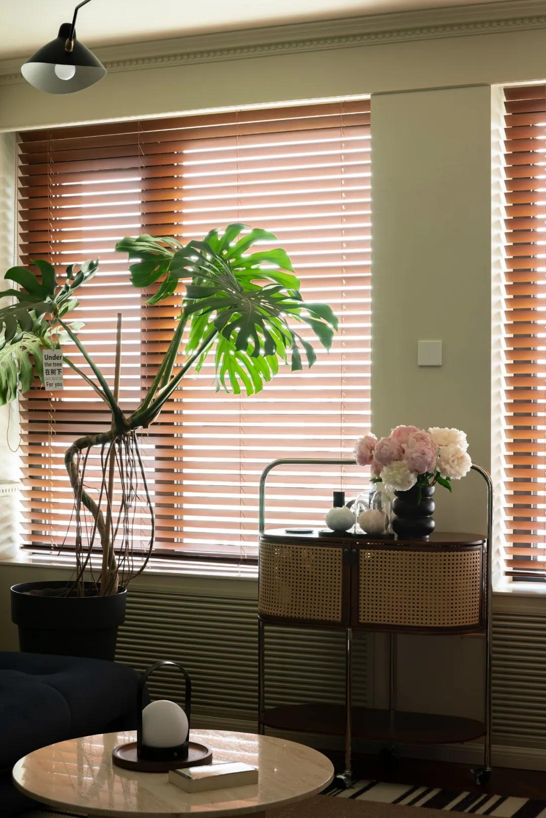 Ngôi nhà 100m² của cặp vợ chồng trung niên: Chi hơn 2 tỷ đồng biến căn hộ cũ thành “Thành phố hoa” ngay trong nhà- Ảnh 3.