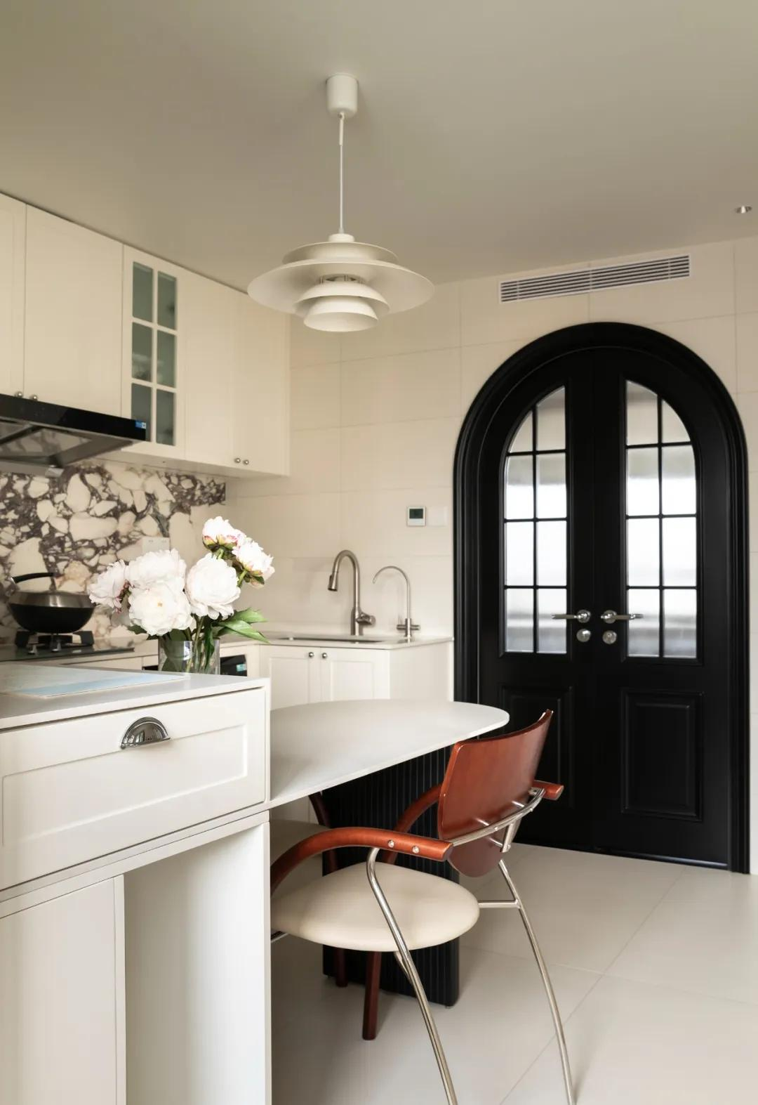 Ngôi nhà 100m² của cặp vợ chồng trung niên: Chi hơn 2 tỷ đồng biến căn hộ cũ thành “Thành phố hoa” ngay trong nhà- Ảnh 10.