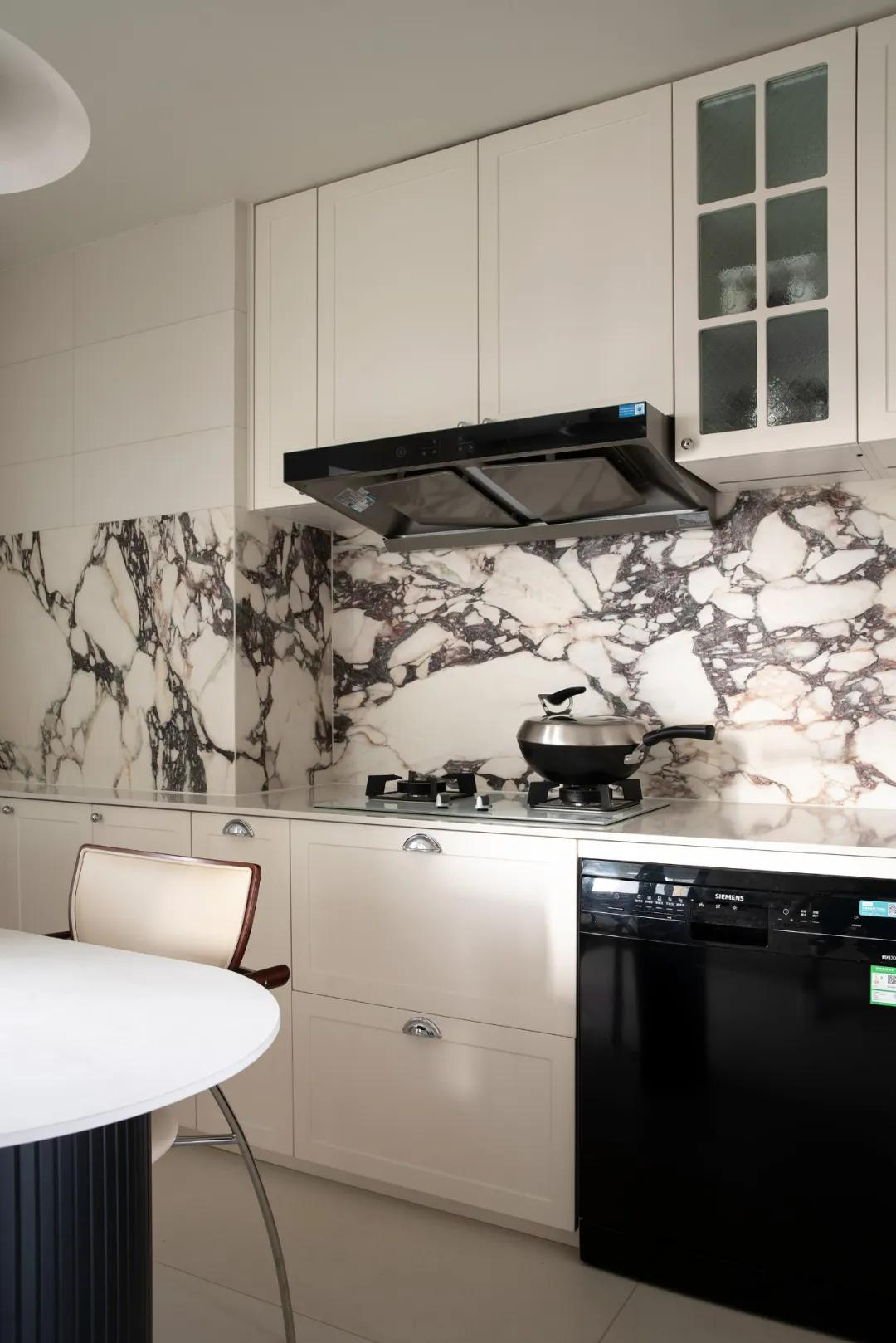 Ngôi nhà 100m² của cặp vợ chồng trung niên: Chi hơn 2 tỷ đồng biến căn hộ cũ thành “Thành phố hoa” ngay trong nhà- Ảnh 9.