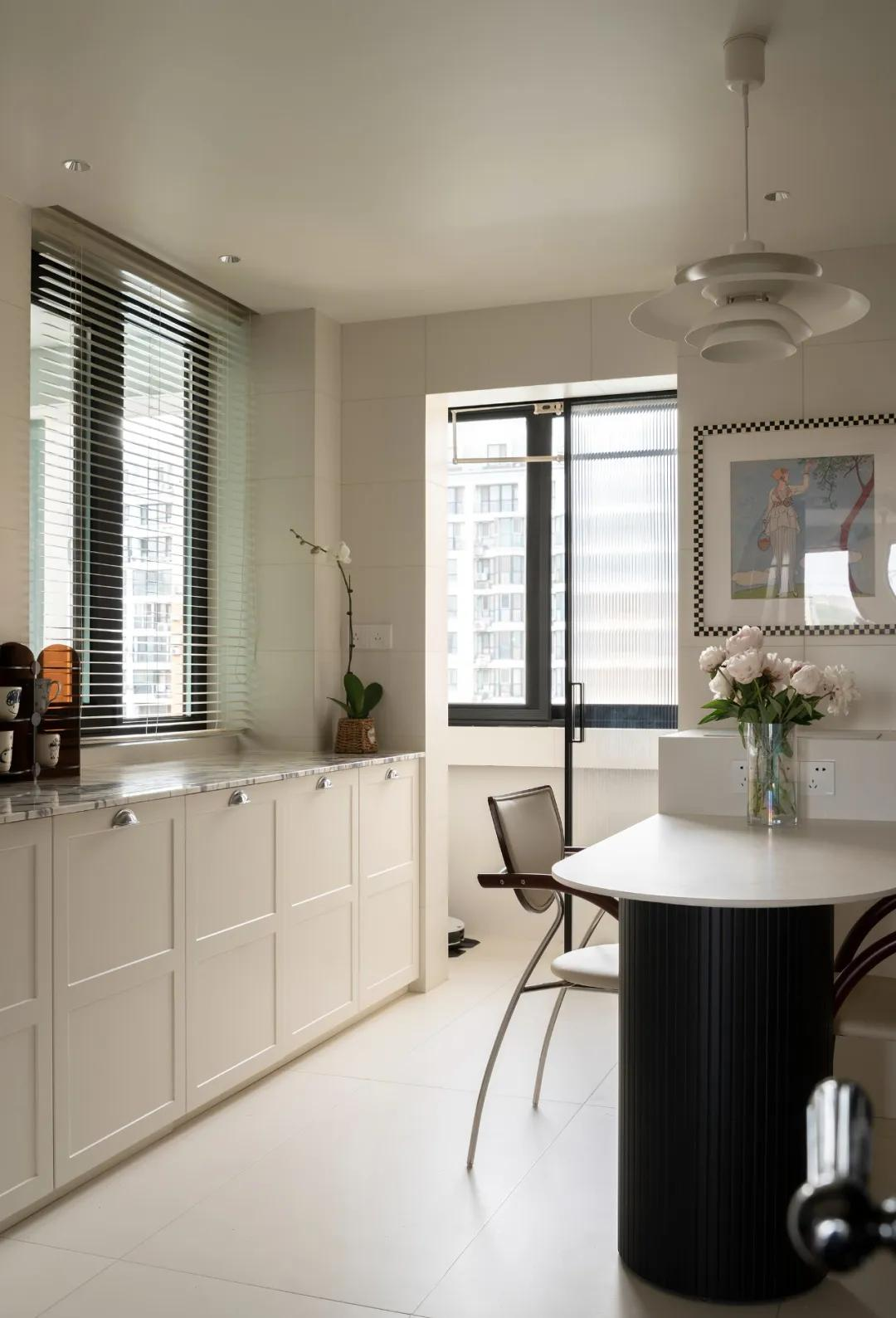 Ngôi nhà 100m² của cặp vợ chồng trung niên: Chi hơn 2 tỷ đồng biến căn hộ cũ thành “Thành phố hoa” ngay trong nhà- Ảnh 8.